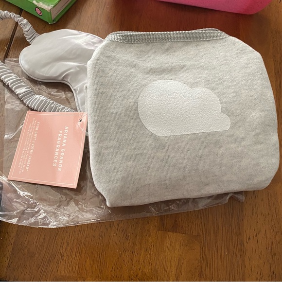 NWT Rare Ariana Grande 3 Piece Gift Set Cloud Pouch & Parfum, Sleeping Mask - Picture 6 of 8